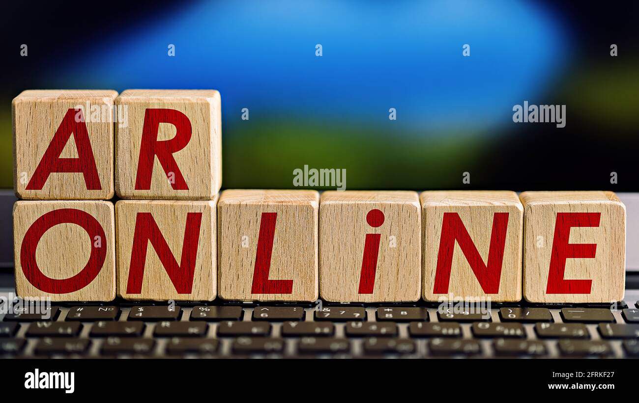 foto sul tema on-line della realtà aumentata (ar). cubi di legno con l'iscrizione 'ar online', su sfondo colorato Foto Stock