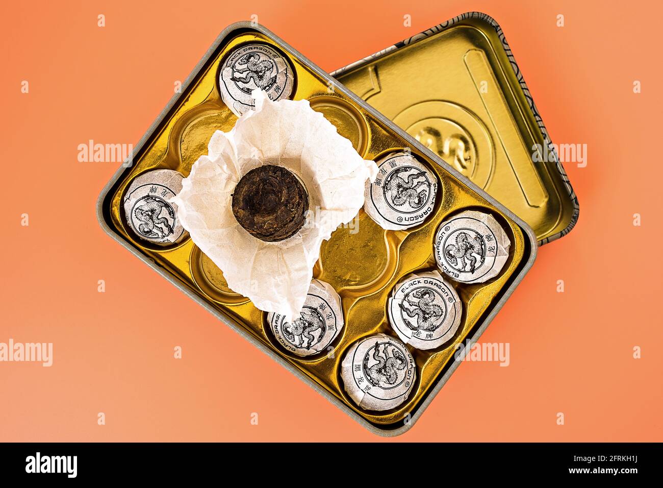 Foto editoriale sul tema del tè puerh. Foto illustrativa per notizie sul tè puerh, tè cinese pressato nero foglia sciolta Foto Stock