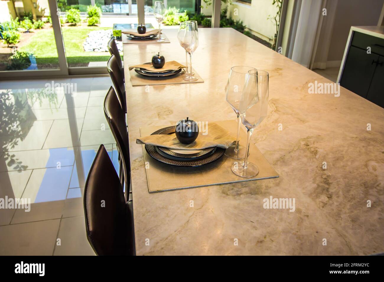 Cucina Granite Counter Island con tre posti Impostazioni Foto Stock