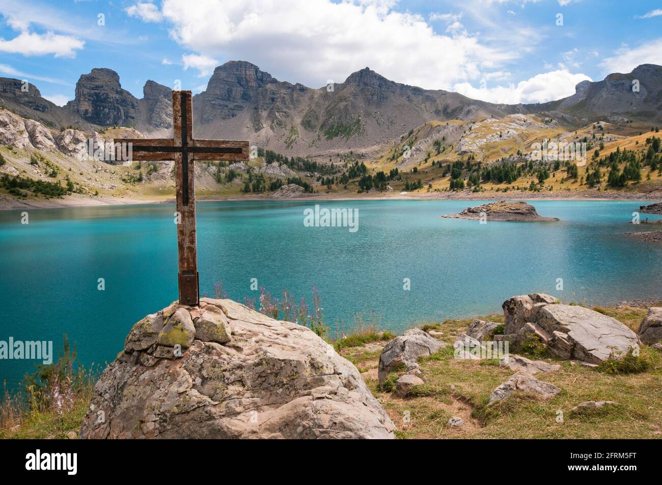 Attraversate il lago Allos in estate, Alpes-de-Haute-Provence (04), Parco Nazionale del Mercantour, Francia Foto Stock