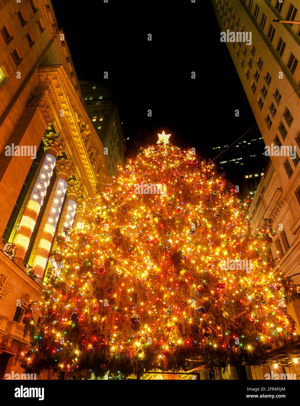 2005 STORICO ALBERO DI NATALE LUCI MURO STREET BORSA EDIFICIO (©GEORGE B POST 1903) BROAD STREET MANHATTAN NEW YORK CITY USA Foto Stock