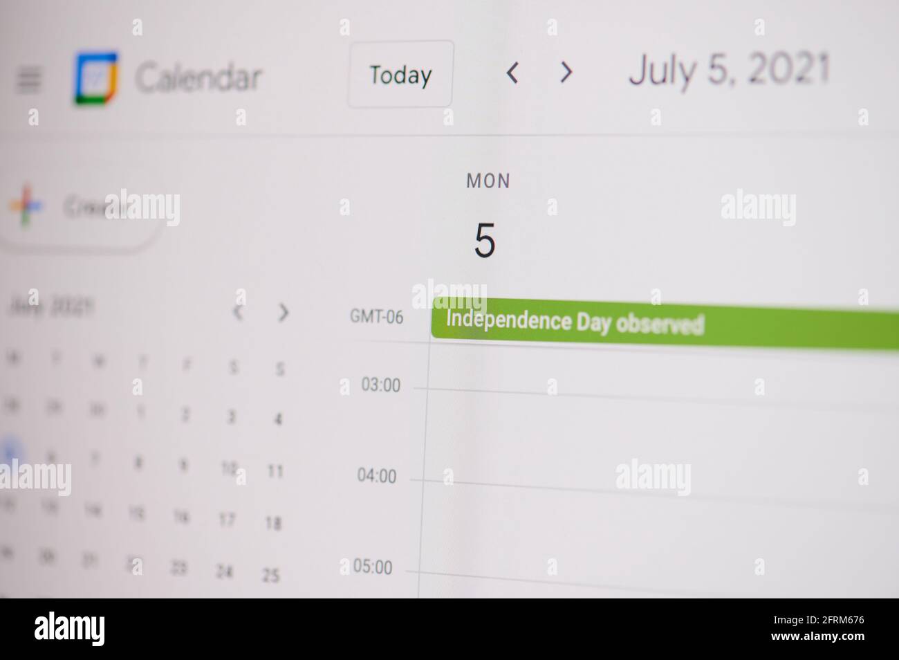 New york, USA - 17 febbraio 2021: Giornata dell'indipendenza osservata il 5 luglio sul calendario di google sullo schermo del portatile in vista ravvicinata. Foto Stock