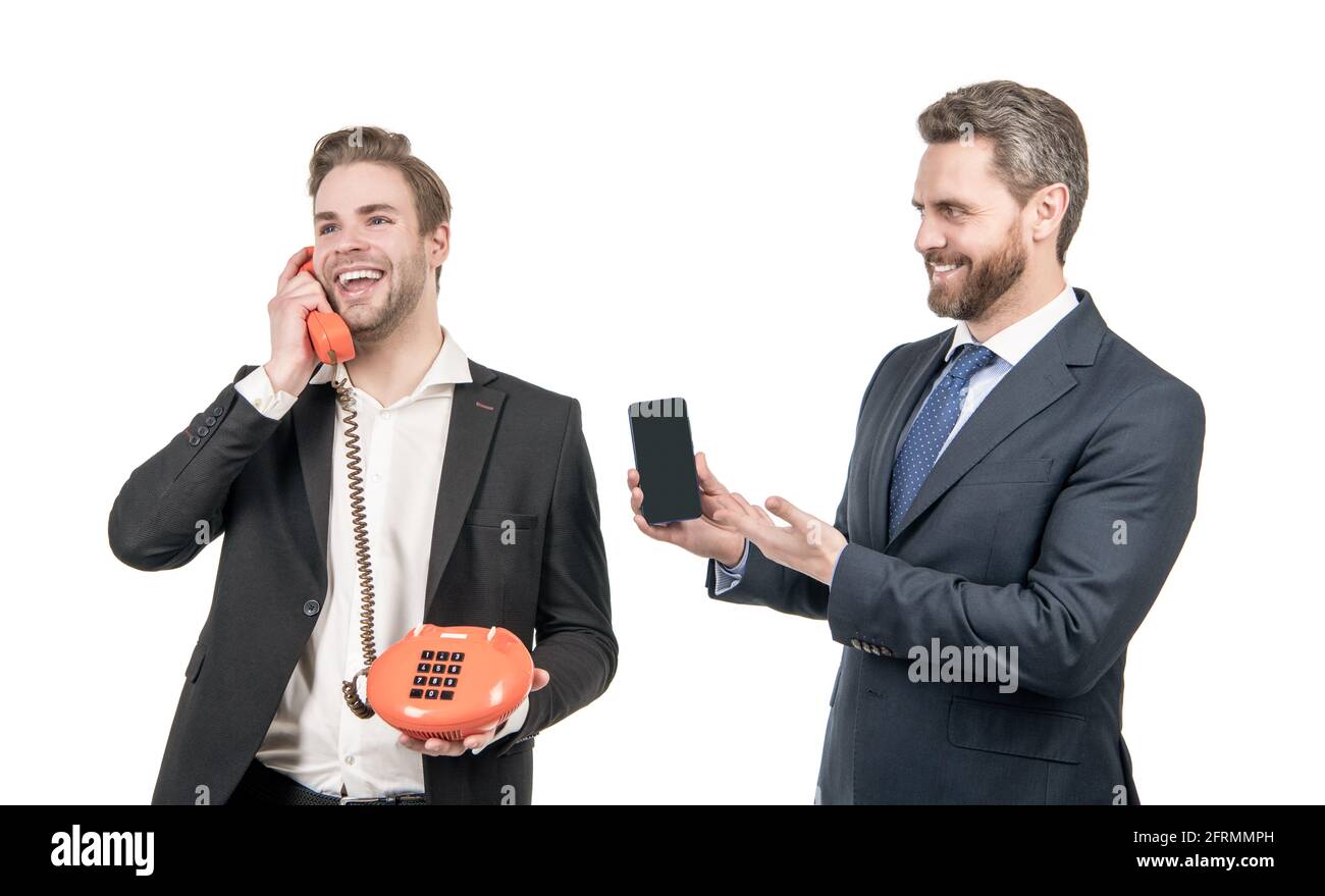 Prova. Gli uomini d'affari usano il telefono cellulare e il telefono. Comunicazione moderna o comunicazione classica Foto Stock