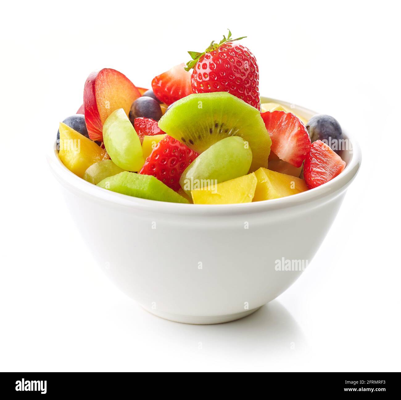 ciotola di macedonia di frutta. pezzi di frutta fresca foe sana colazione isolato su sfondo bianco Foto Stock