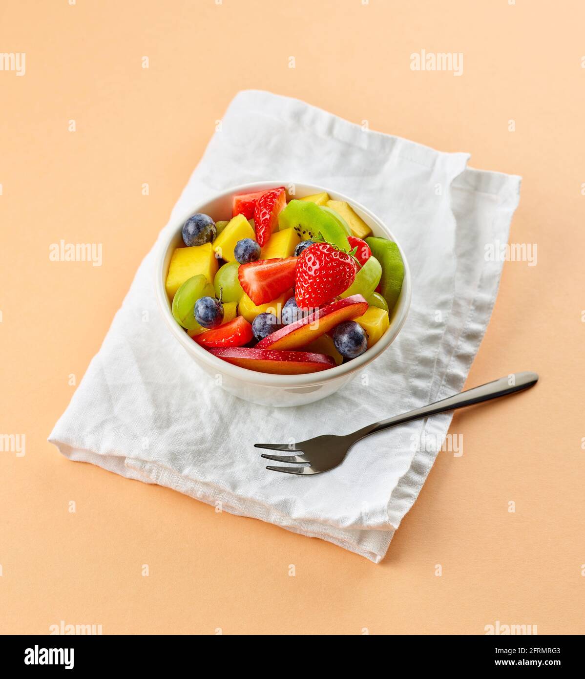 ciotola di macedonia di frutta. pezzi di frutta fresca per una sana colazione Foto Stock