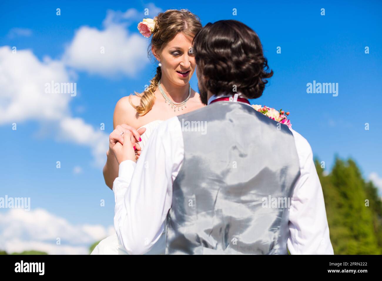 Lo sposo di accattonaggio sposa per la misericordia dopo il rapimento nuziale Foto Stock