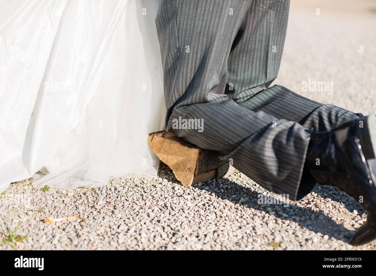 Lo sposo di accattonaggio sposa per la misericordia dopo il rapimento nuziale Foto Stock