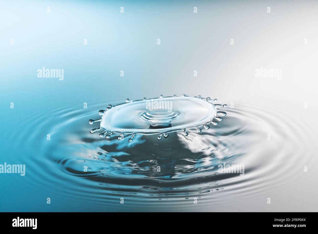 Collisione ondulazione di due gocce che cadono in acqua Foto Stock