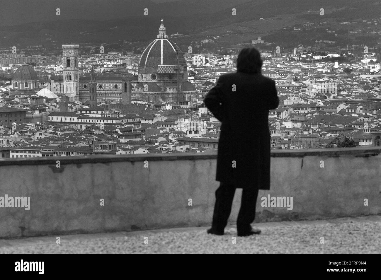Silhouette uomo scuro con architettura rinascimentale del paesaggio urbano a Firenze, Toscana, Italia Foto Stock