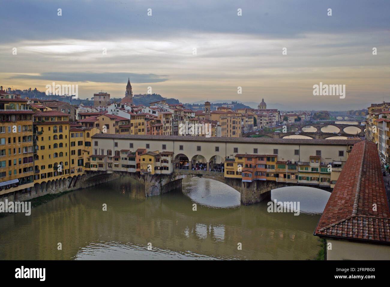 Italia, Toscana, Firenze, Fiume Arno con Ponte Vecchio panoramico da ovest. Foto Stock