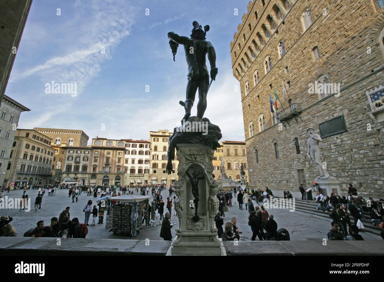 Firenze,Italia Palazzo Vecchio,Palazzo Vecchio,Loggia dei Lanzi,a destra fuori Galleria degli Uffizi,Benvenuto Cellini´s statua di Perseo con la testa di Medusa Foto Stock