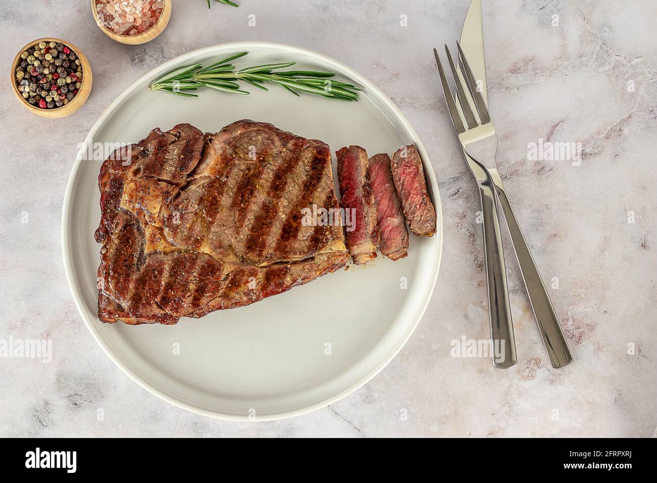 Costoletta o bistecca media ribeye, carne di manzo marmorizzata cotta alla griglia. Vista dall'alto Foto Stock