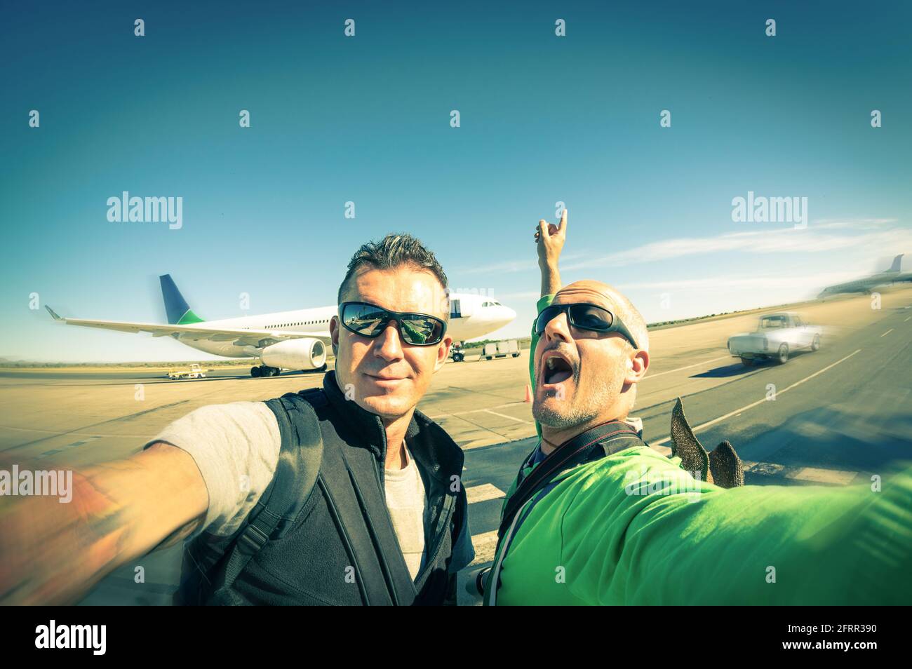 Giovani amici hipster moderni che prendono un selfie all'aeroporto internazionale - Avventura stile di vita di viaggio godendo momento e la condivisione della felicità Foto Stock