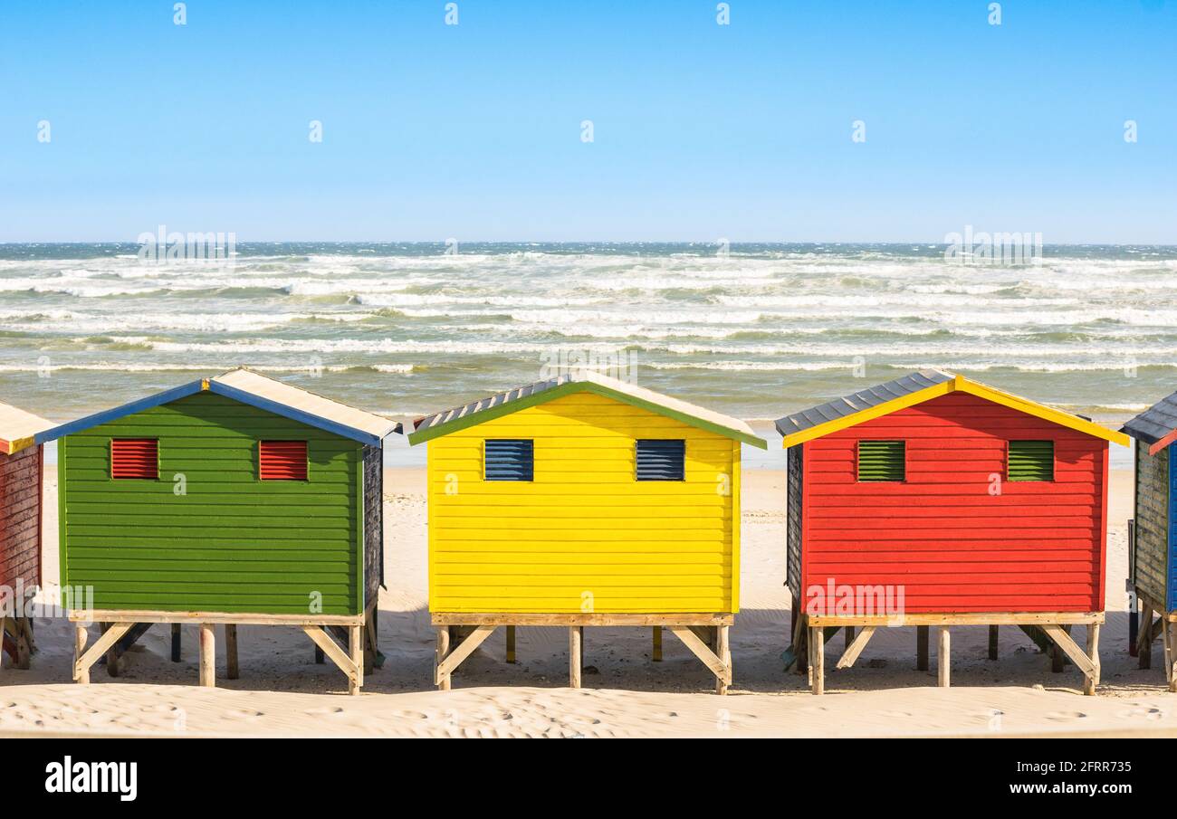 Capanne multicolore sulla spiaggia di St James e Muizenberg vicino Simon Town - costa atlantica del pacifico vicino a Città del Capo in Sudafrica Foto Stock