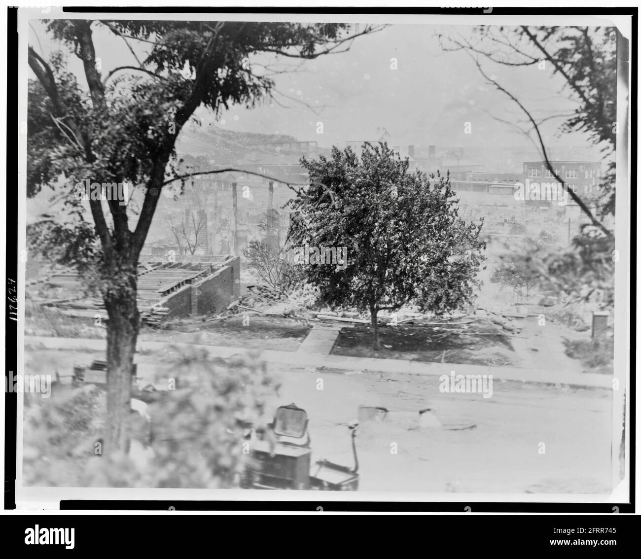 Immagine dai postumi delle rivolte di Tulsa del 1921 - macerie di case nel quartiere africano - americano di Tulsa, Oklahoma, Stati Uniti Foto Stock