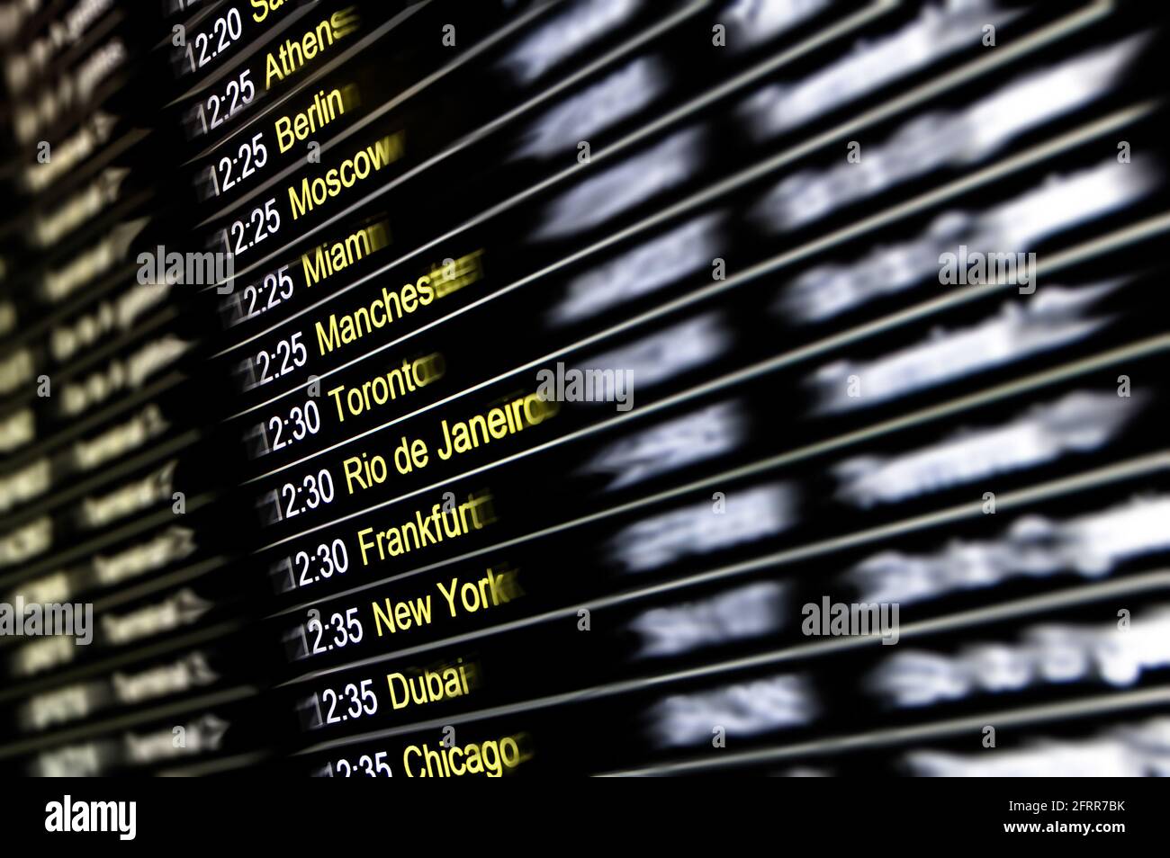 Display digitale all'aeroporto internazionale - connessioni di volo con le città In tutto il mondo - concetto di stile di vita di viaggio con esclusivo destinazioni Foto Stock