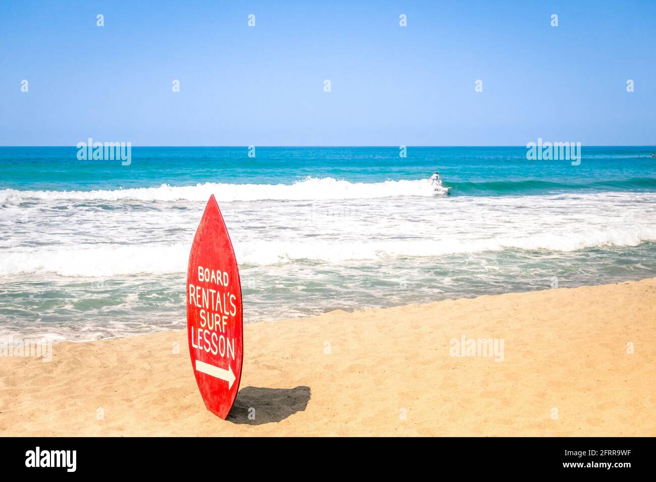 Surf su spiaggia esclusiva - Destinazioni scuola di surf in tutto il mondo Foto Stock