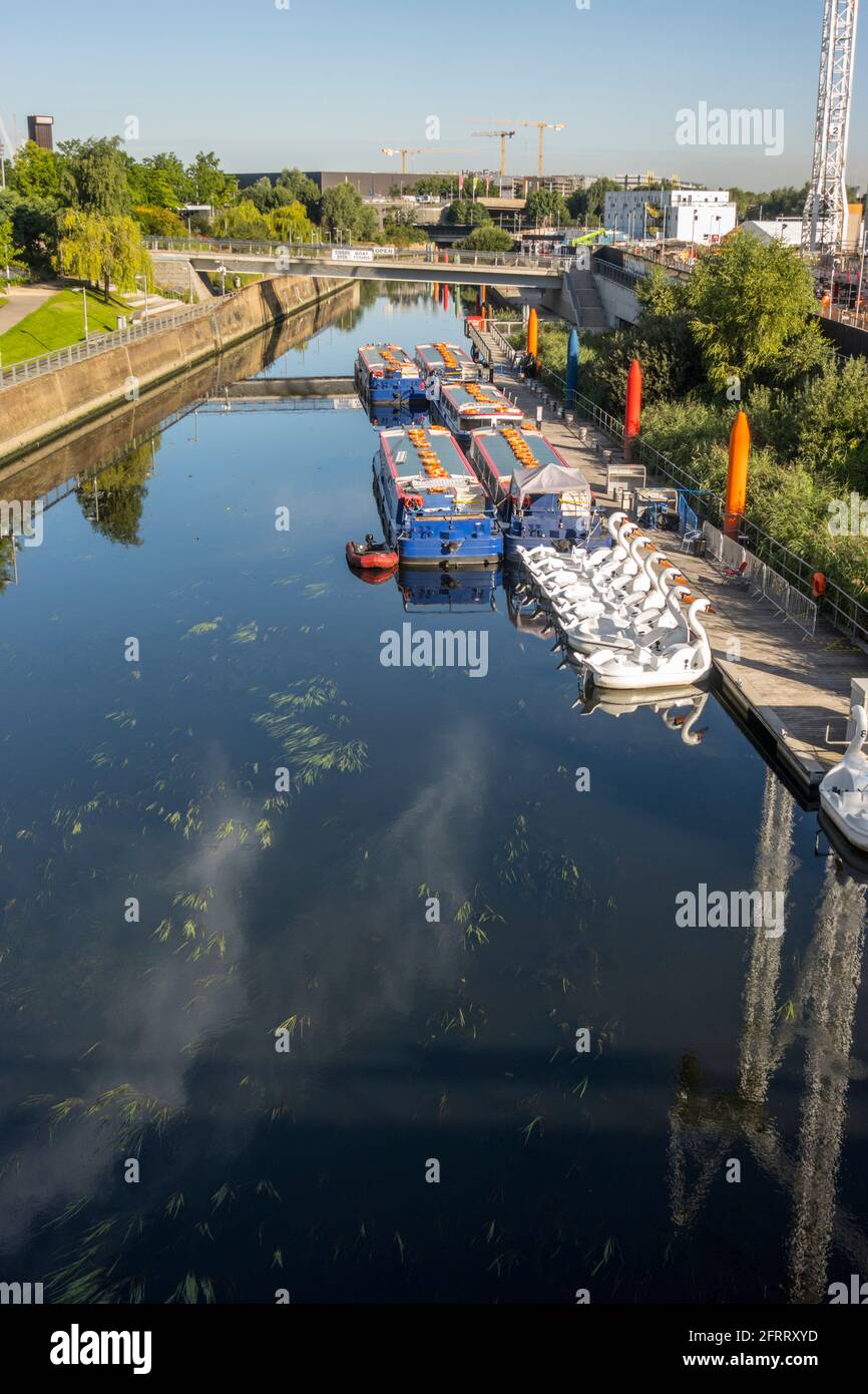 Guardando verso il basso sul fiume Waterworks, un ramo del fiume Lea, a Stratford East London. Foto Stock