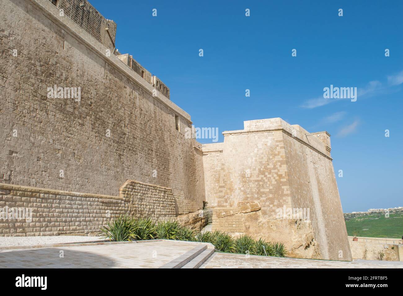 CITTADELLA GOZO, MALTA - 05 marzo 2017: Le mura fortificate e il fossato della vecchia città medievale di Cittadella a Gozo, Isole maltesi, restaurati, Foto Stock