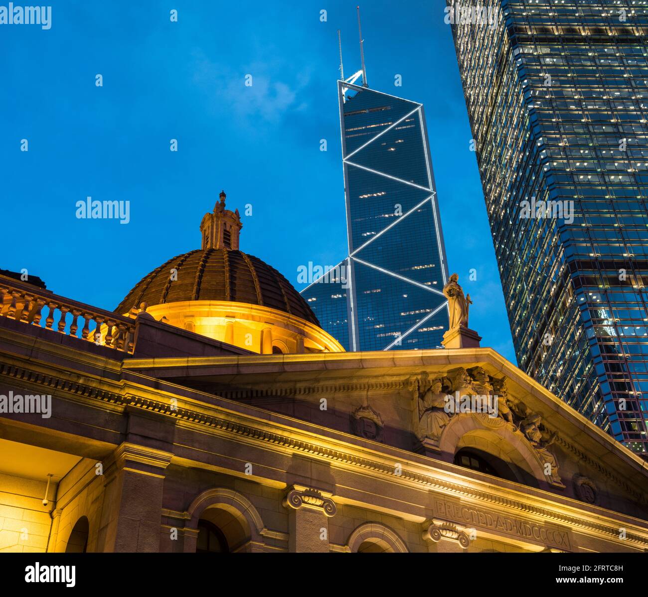 La Corte d'appello finale di Hong Kong, con la Bank of China Tower sullo sfondo, Hong Kong, Cina. Foto Stock