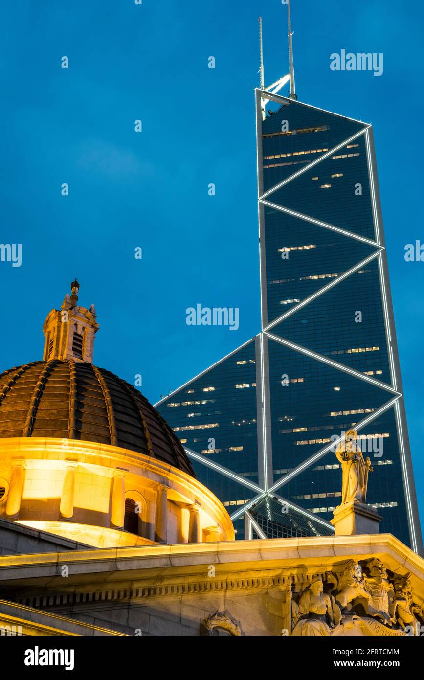 La Corte d'appello finale di Hong Kong, con la Bank of China Tower sullo sfondo, Hong Kong, Cina. Foto Stock
