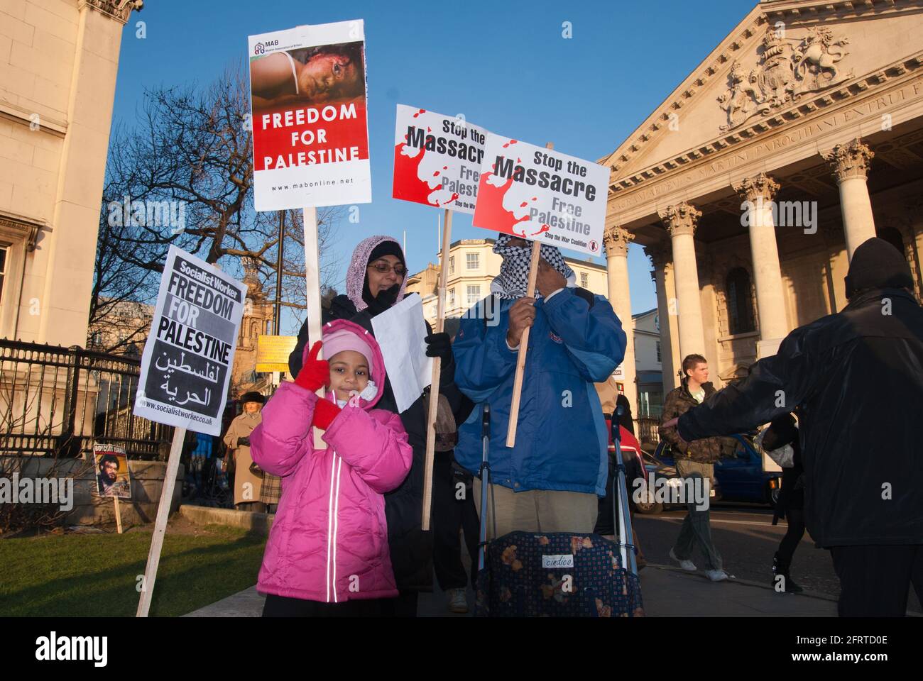 TRAFALGAR SQUARE, LONDRA - 9 GENNAIO 2009: Freedom for Palestine demo famiglia musulmana in piedi che tiene i cartelli che dicono la libertà per la Palestina Foto Stock