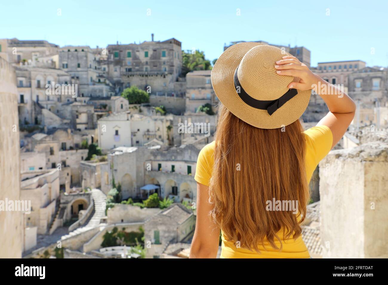 Giovane bella donna turistica che visita la città storica di Matera In Italia Foto Stock