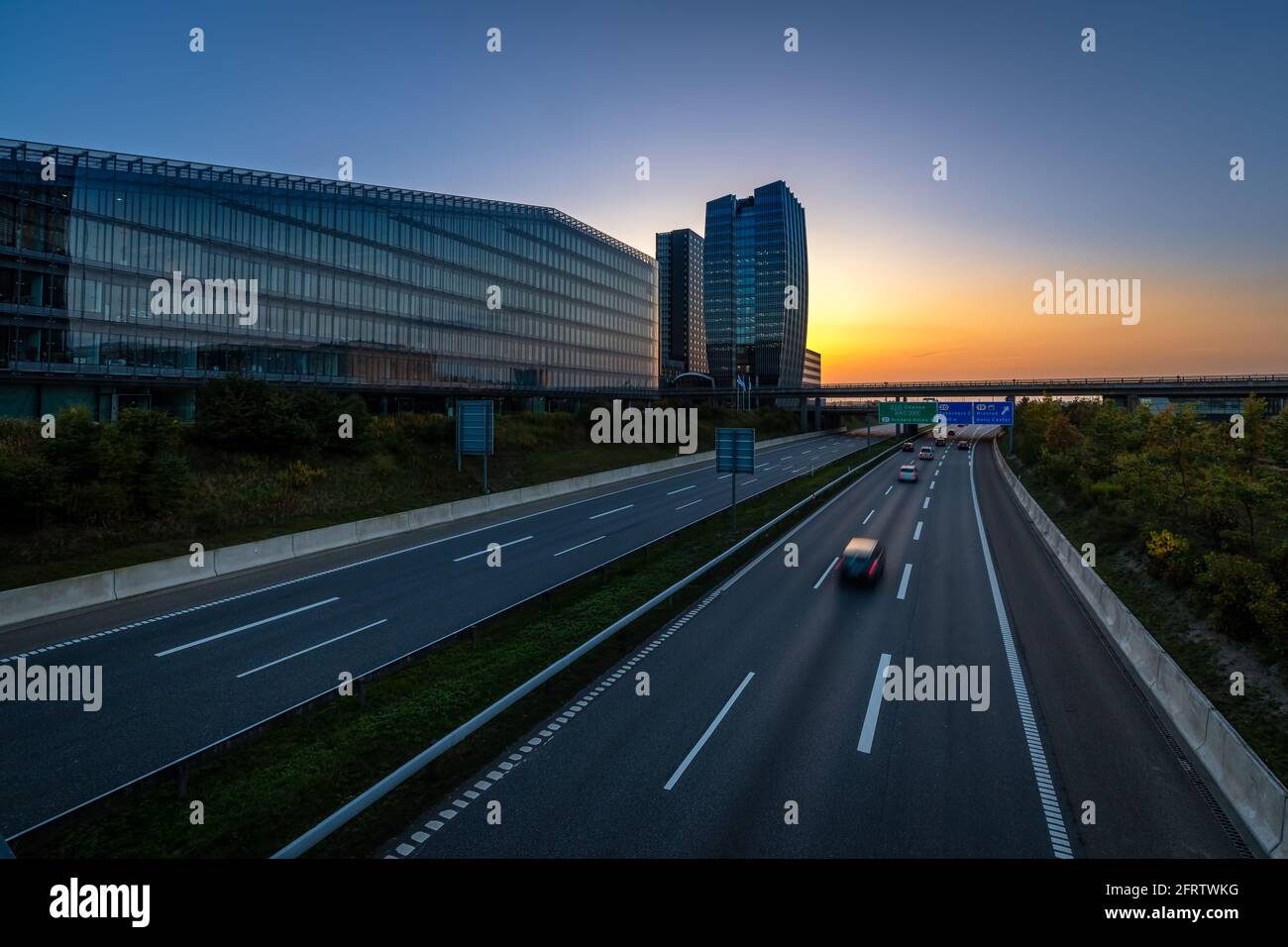 Autostrada vicino all'aeroporto di Copenhagen, Danimarca al tramonto Foto Stock