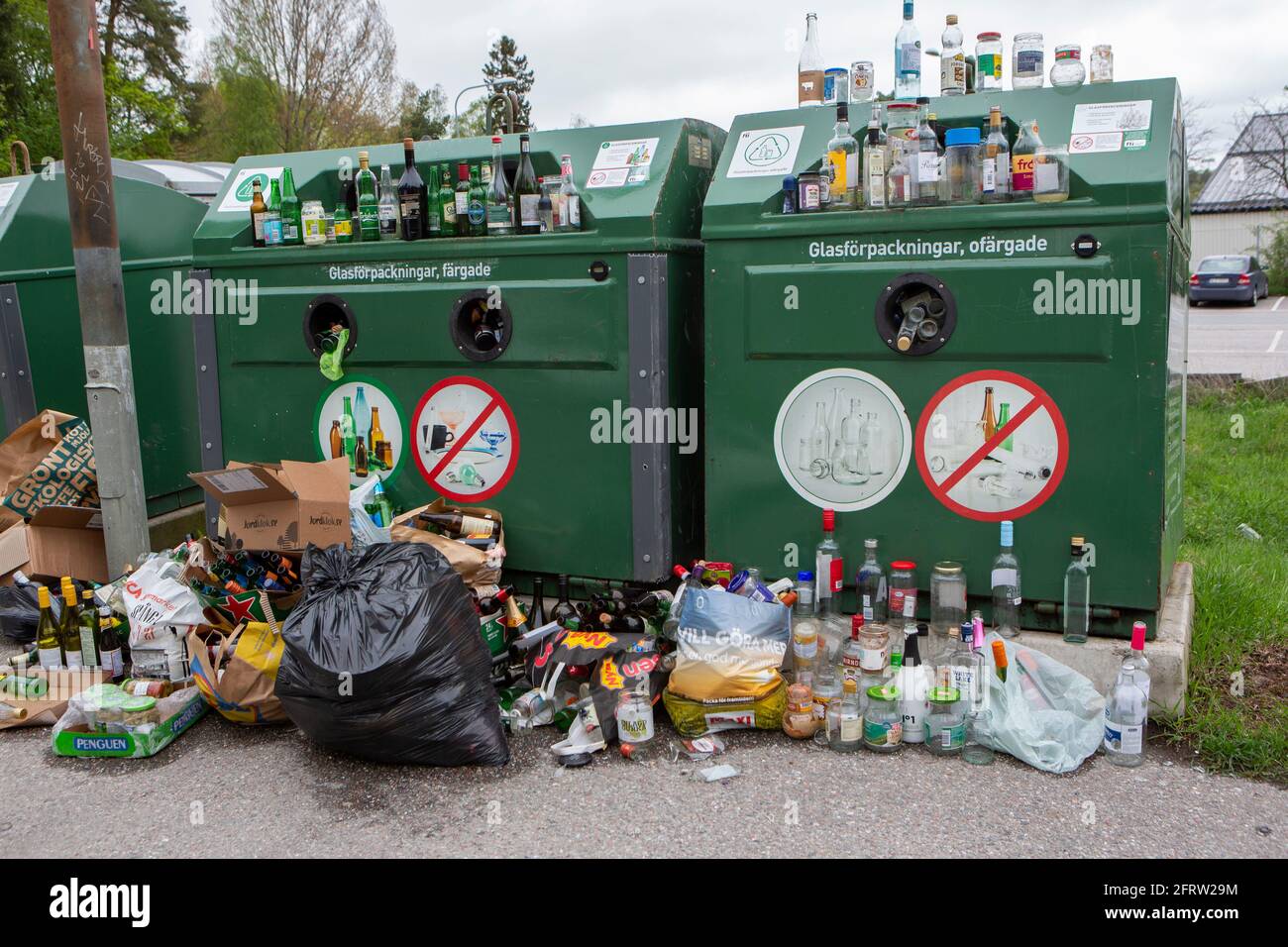 La gente getta i rifiuti fuori dei contenitori. Foto Stock
