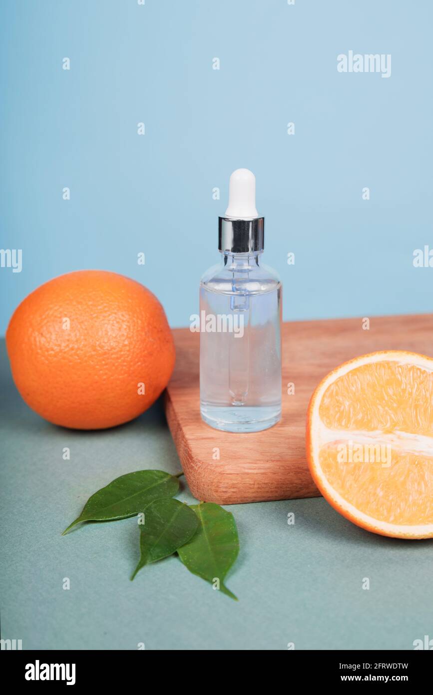 Bottiglia cosmetica naturale biologica mock up con foglie e fruit.blank bottiglia per marcare a caldo Foto Stock