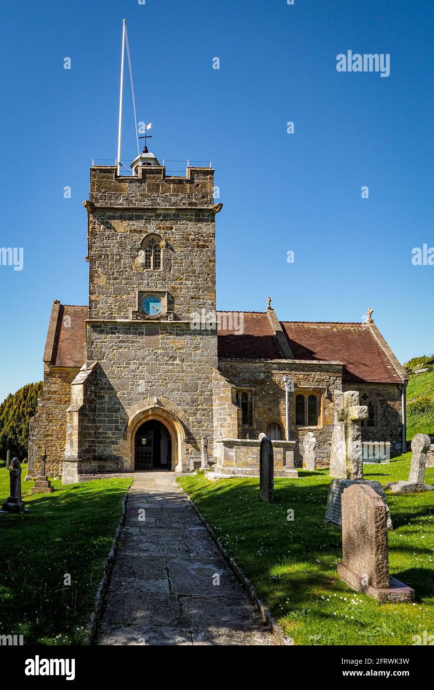 La piccola chiesa di Cucklington nel Regno Unito con il suo piccolo cimitero. Foto Stock