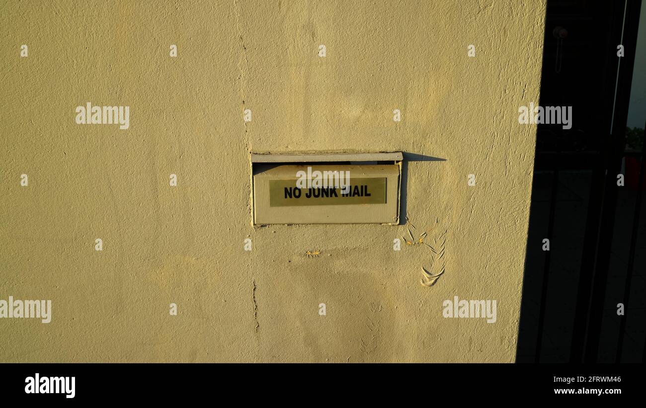 Nessun segno di posta indesiderata su un vecchio slot della cassetta postale in Muro di cemento vintage marrone chiaro a Brisbane Australia Foto Stock