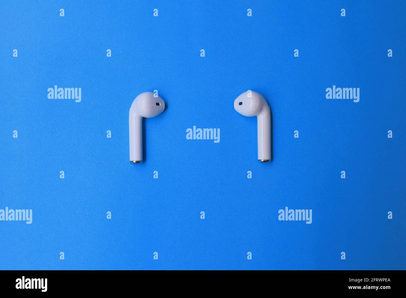 La connessione Bluetooth delle cuffie è su sfondo blu Foto Stock