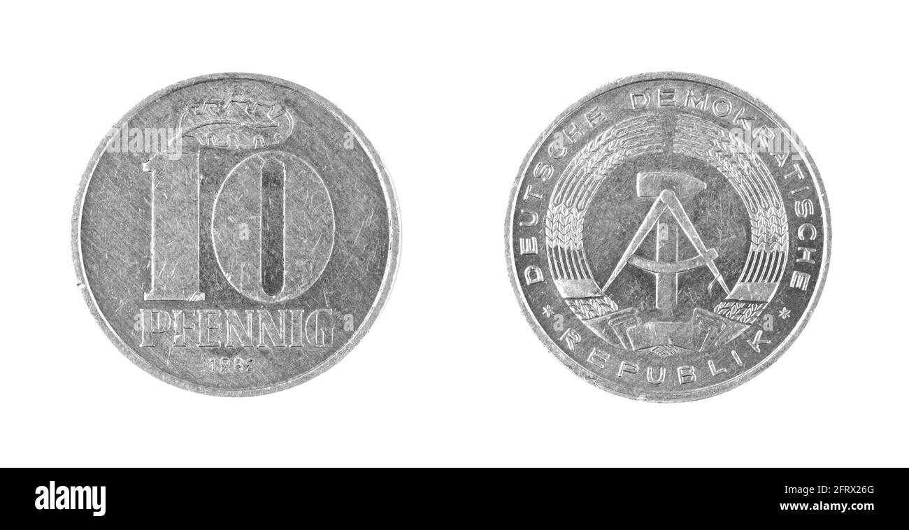 Dieci monete da 10 penting da Germania orientale 1982 isolato su uno sfondo bianco Foto Stock