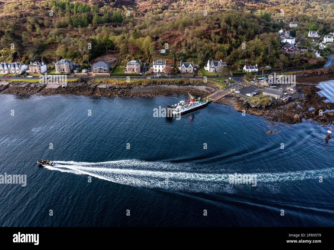 Veduta aerea dell'Isola di Cumbrae Ferry nel porto di Tarbert, penisola di Kintyre, Argyll, Scozia. Foto Stock