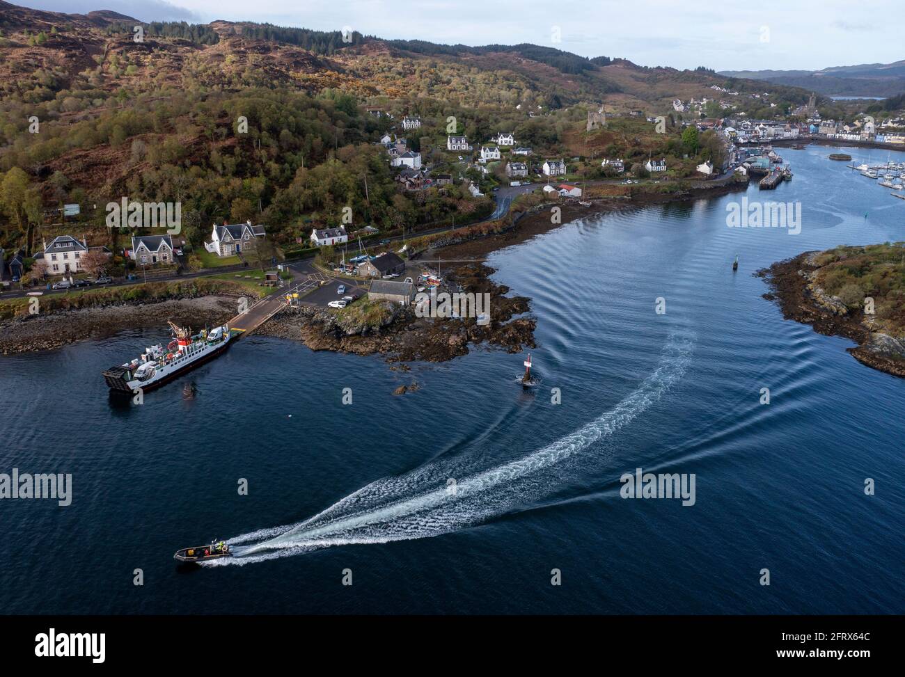 Veduta aerea dell'Isola di Cumbrae Ferry nel porto di Tarbert, penisola di Kintyre, Argyll, Scozia. Foto Stock