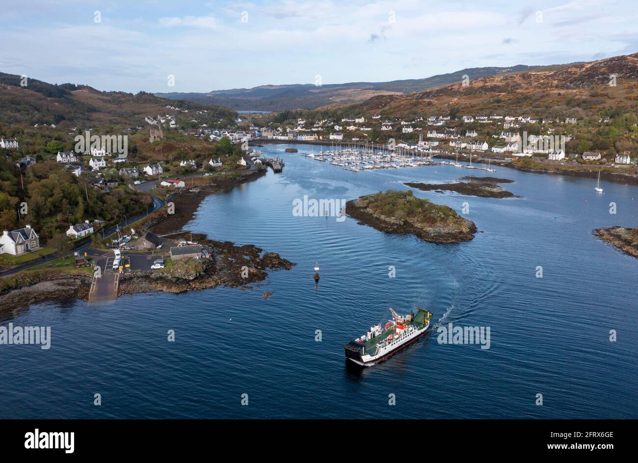 Veduta aerea dell'Isola di Cumbrae Ferry nel porto di Tarbert, penisola di Kintyre, Argyll, Scozia. Foto Stock