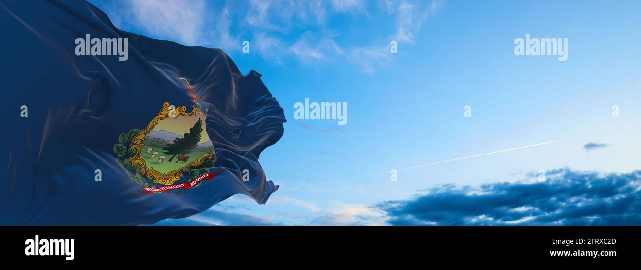 Bandiera del Vermont a cielo nuvoloso sfondo al tramonto. Concetto patriottico sullo stato. illustrazione 3d Foto Stock