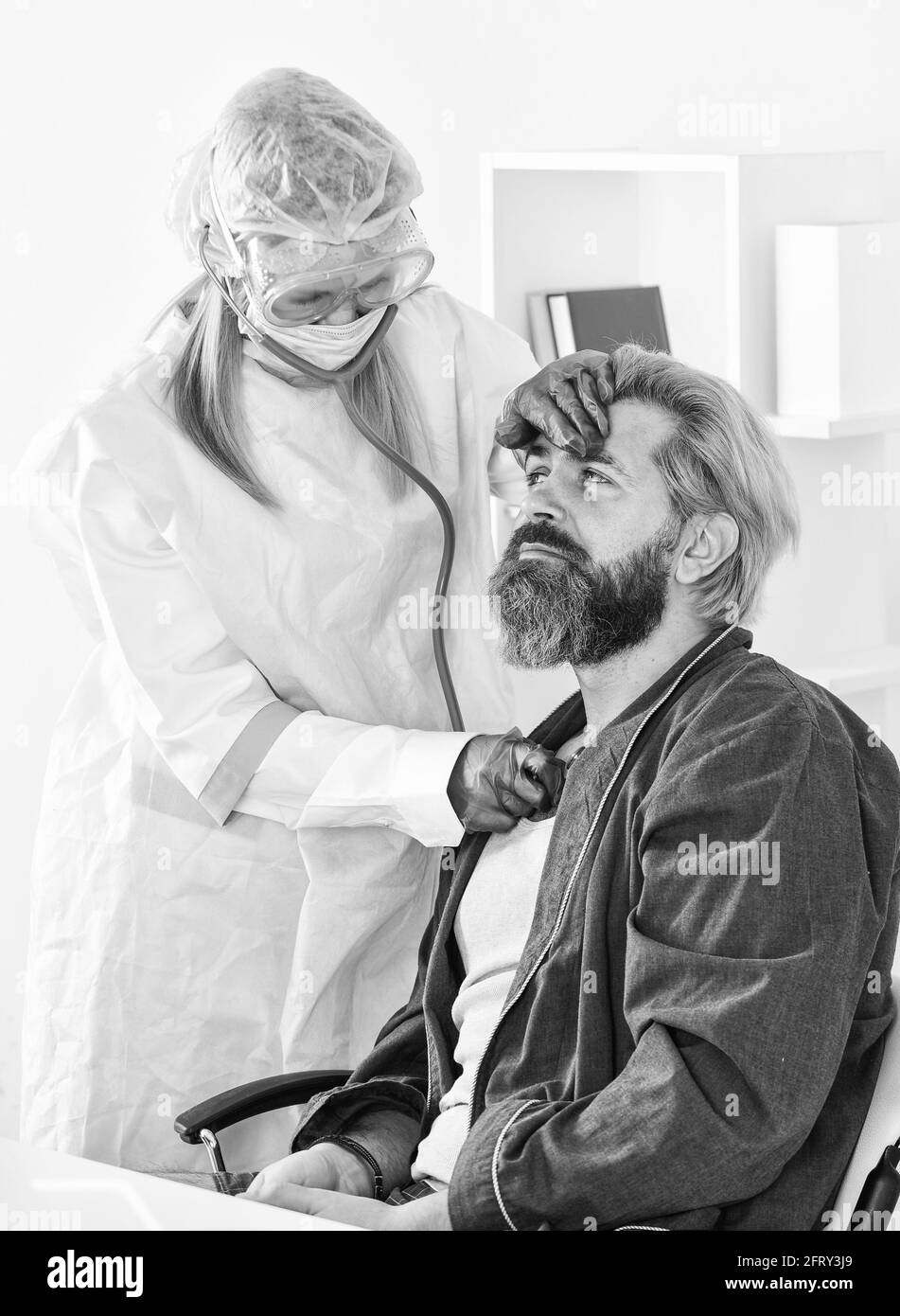 concetto di emergenza. infermiere con paziente. quarantena coronavirus. chiamare il medico a casa. I rischi respiratori sono comuni sul luogo di lavoro. L'uomo che lavora Foto Stock