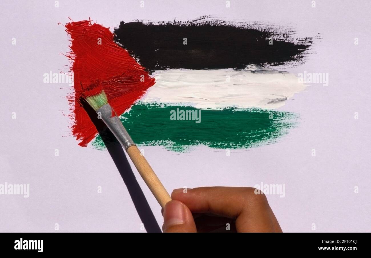 Pittura a pennello della bandiera palestinese su uno sfondo di carta bianca, fuoco selezionato. Foto Stock