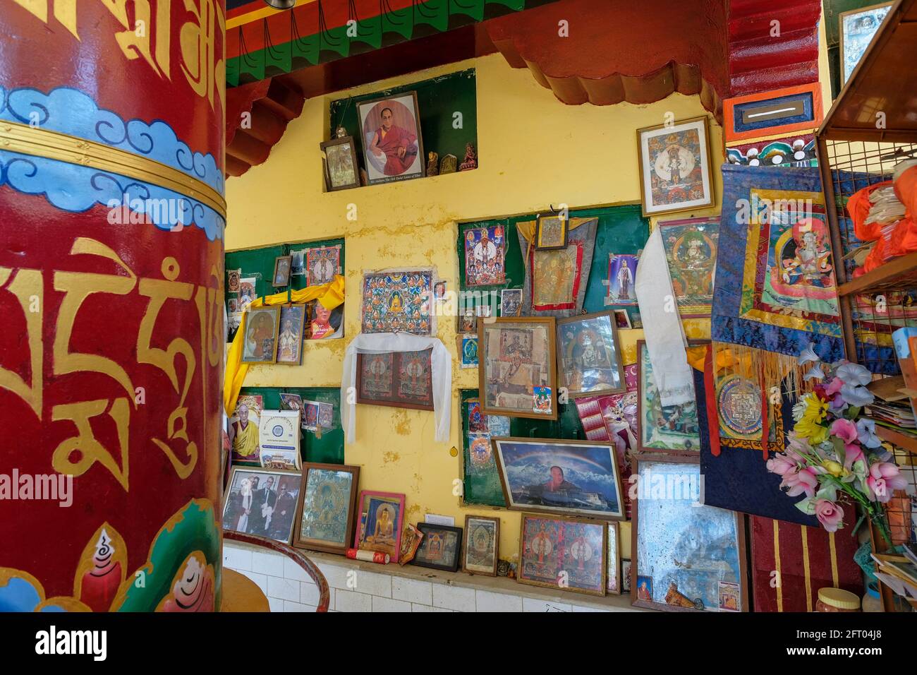 McLeod Ganj, India - 2021 maggio: Ruota di preghiera con immagini del Dalai lama al complesso di Tsuglagkhang il 21 maggio 2021 a Dharamshala, Himachal Pradesh Foto Stock