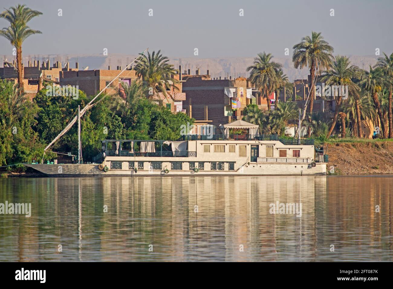 Grande lusso tradizionale egiziano dahabeya barca da crociera sul fiume ormeggiato Il Nilo Foto Stock
