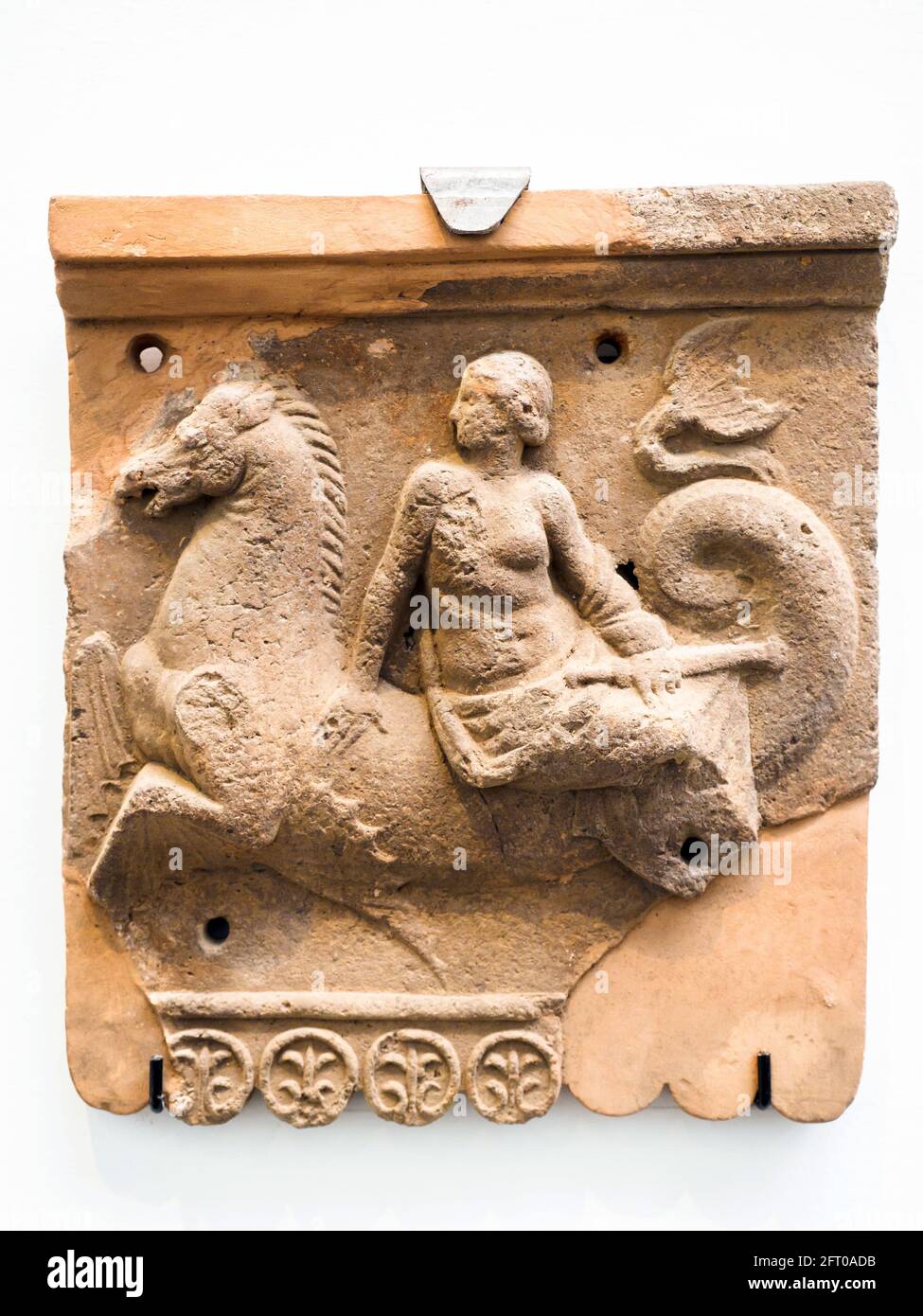 Lastre con Nereidi su Triton i sec a.C. Terracotta Pompei sito archeologico, Italia Foto Stock