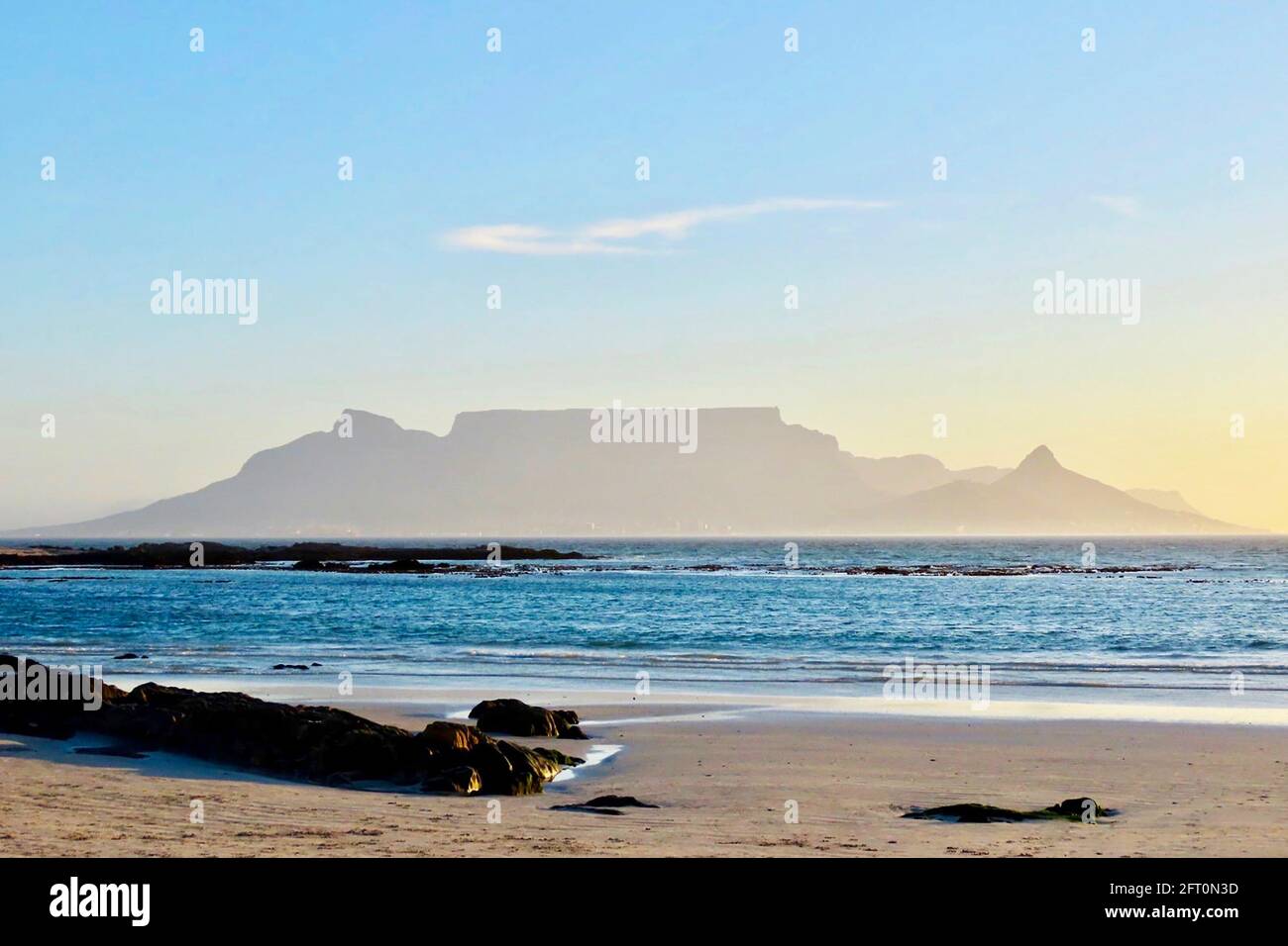 L'iconica Table Mountain da Blouberg Strand Foto Stock