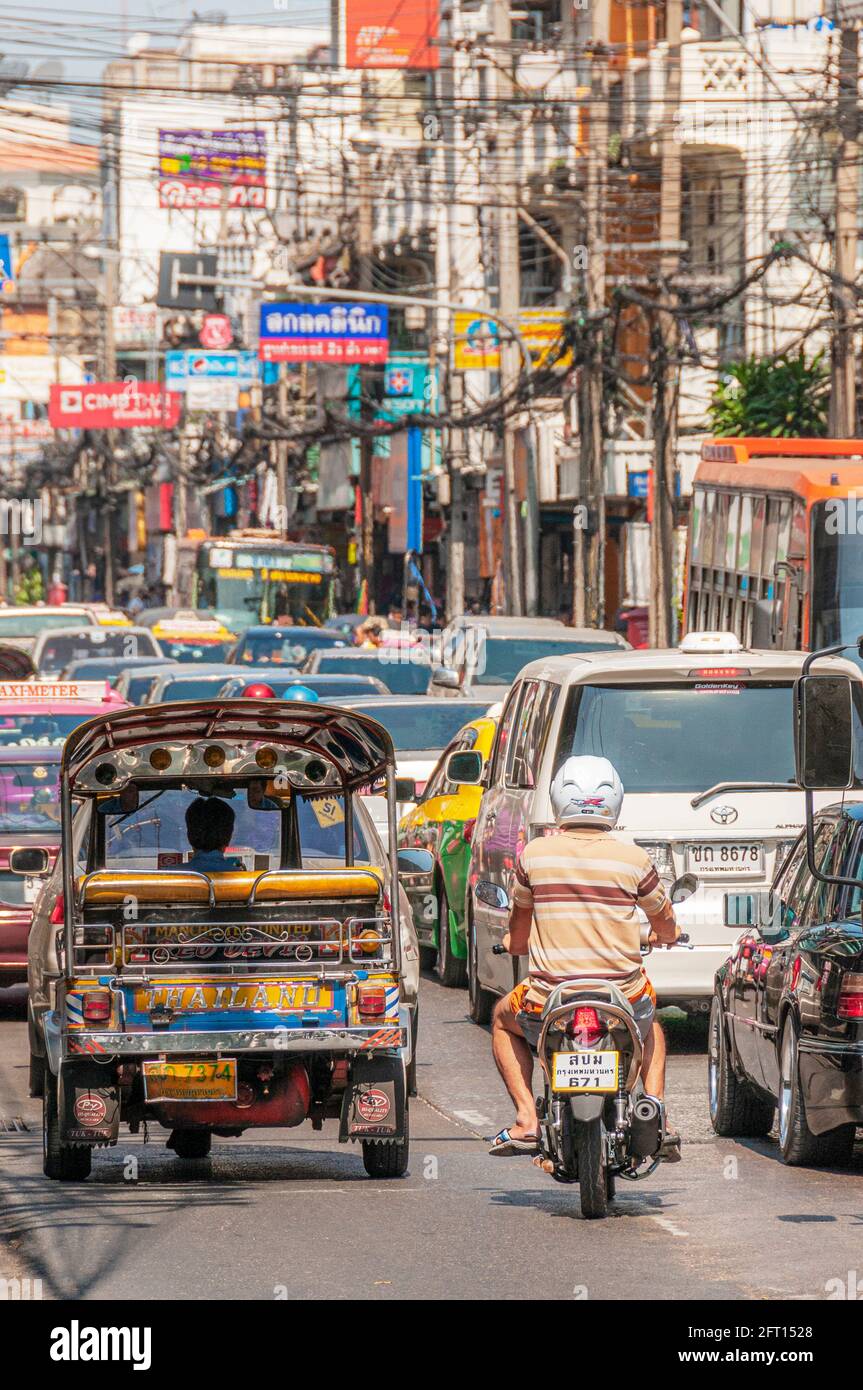 Una strada fortemente congestionata a Bangkok in Thailandia nel Sud Est Asiatico. Foto Stock