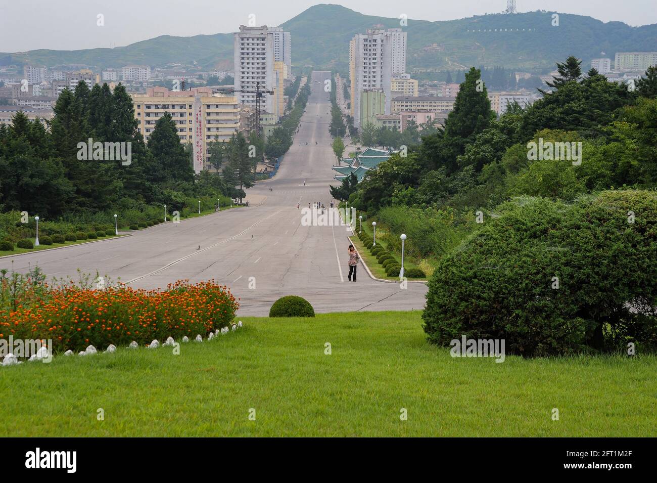 10.08.2012, Kaesong, Corea del Nord, Asia - guardando dalla piazza adiacente al Museo di Storia Kaesong al paesaggio urbano che mostra una scena quotidiana. Foto Stock