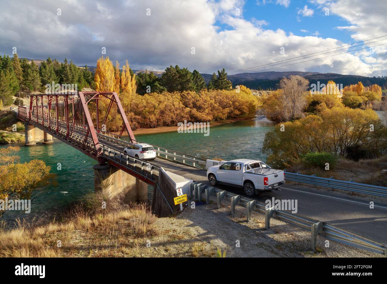 Lo storico Ponte Rosso (costruito nel 1915) sul fiume Clutha, Otago, Nuova Zelanda, in autunno Foto Stock