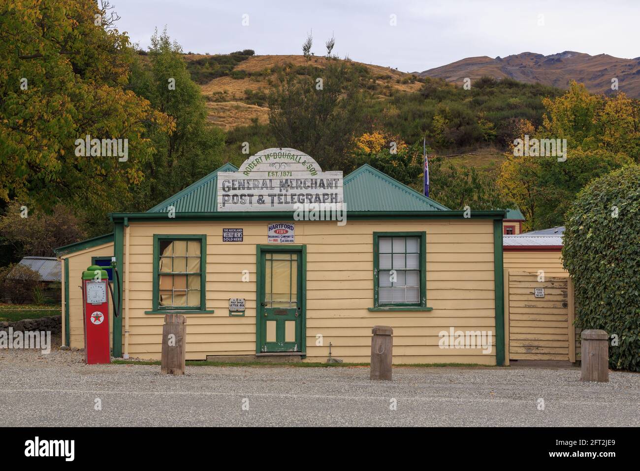 Edificio storico 'General Merchant, Post & Telegraph' (1871) nella piccola città di Cardrona, Otago, Nuova Zelanda Foto Stock