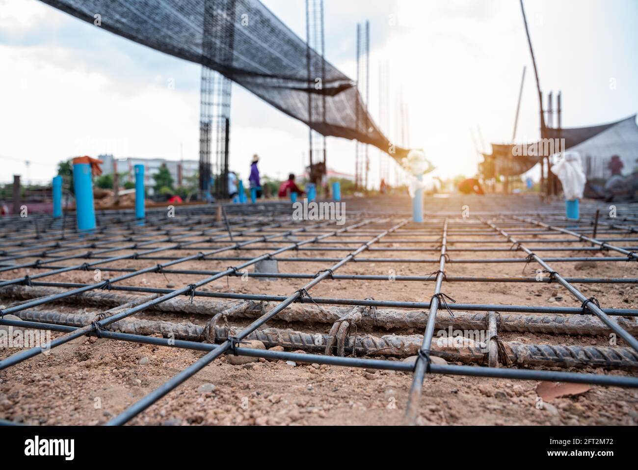 Selezionato su cemento armato, i lavoratori edili fabbricano barre di rinforzo in acciaio nel cantiere Foto Stock