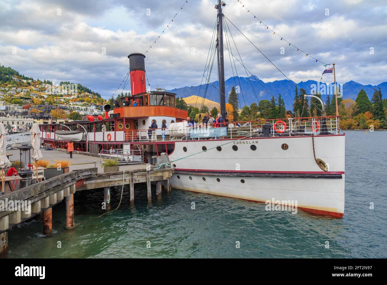 La TSS Earnslaw, una storica nave a vapore lanciata nel 1912, legata a Queenstown, Nuova Zelanda, sta per partire per una crociera sul lago Wakatipu Foto Stock
